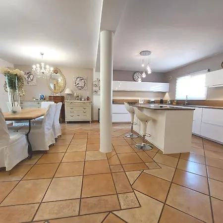 La Maison De Coco 120m2 A 400 M De La Holiday home